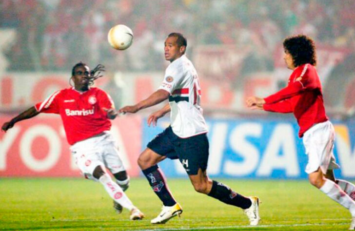 Para defender o título da Libertadores, o São Paulo enfrentou o Internacional na final do torneio em 2006. No entanto, o Colorado superou o Tricolor em dois jogos e se sagrou campeão.