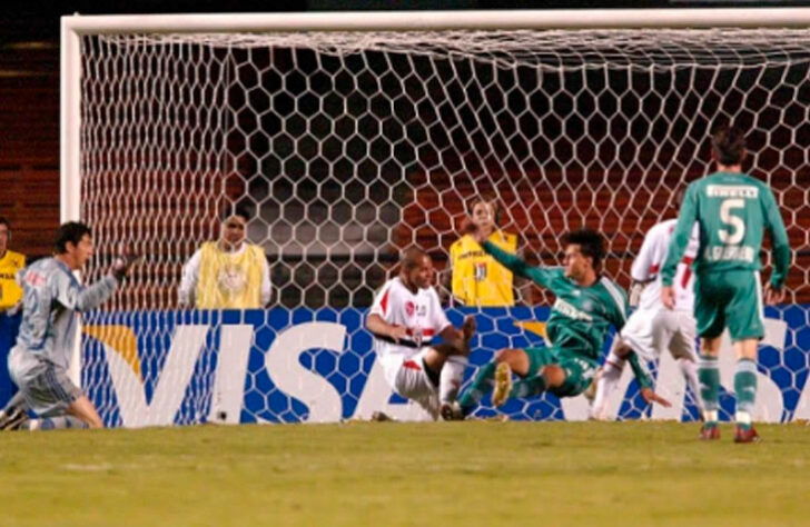Antes de chegar à decisão, o São Paulo já tinha passado por outro brasileiro: o Tricolor eliminou o rival Palmeiras nas oitavas de final da Libertadores de 2006.