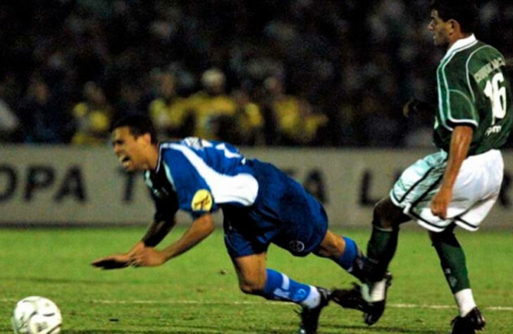 Copa Libertadores de 2001 - Em 2001, O Palmeiras seguiu buscando o seu segundo título da Libertadores, mas novamente foi parado pelo Boca Juniors. Dessa vez, na semifinal. Após se classificar em primeiro no Grupo 2 e eliminar o São Caetano e o Cruzeiro, o time de Celso Roth empatou por 2 a 2 com os Xeneizes.