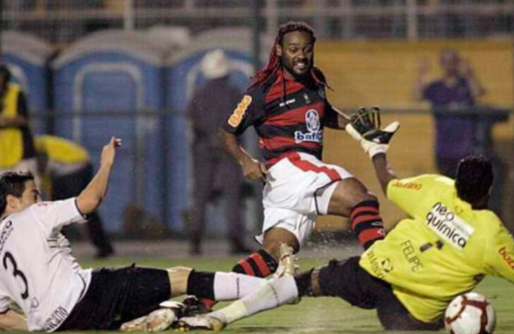 No ano do centenário, o grande sonho do Corinthians era sua primeira conquista continental. Mas o chamado ‘Império do amor’, composto por Adriano e Vagner Love, frustrou os sonhos corintianos: vitória rubro-negra por 1x0 no Maracanã e derrota por 2x1 no Pacaembu classificaram o Mengão, novamente com o gol fora de casa fazendo diferença.