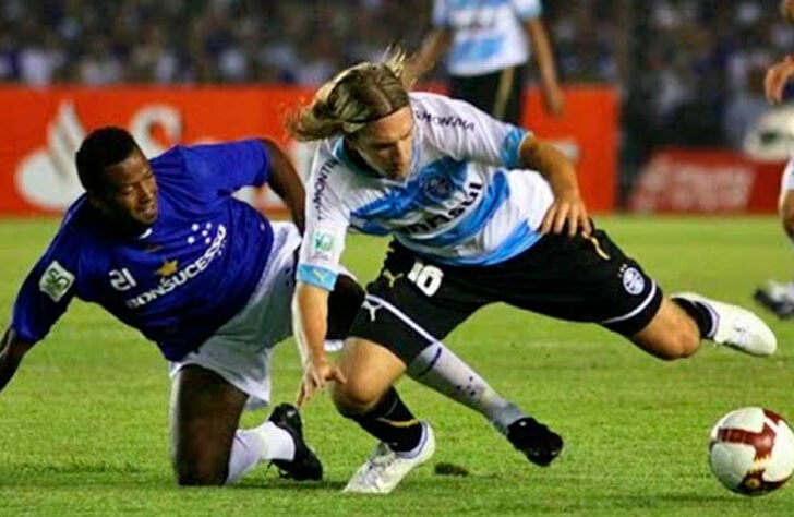 Copa Libertadores 2009 - Grêmio x Cruzeiro: com o apoio da torcida no Mineirão, o Cruzeiro abriu boa vantagem diante do Grêmio ao vencer por 3 a 1, com gols de Wellington Paulista, Wágner e Fabinho Alves.