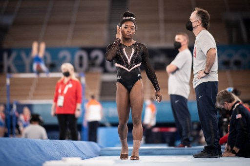 A ginasta americana Simone Biles deu provas do que poderá fazer nos Jogos Olímpicos de Tóquio a partir do próximo domingo. No treino de pódio, a americana cravou o Yurchenko Double Pike, movimento nunca antes feito em competição oficial por uma ginasta mulher. 