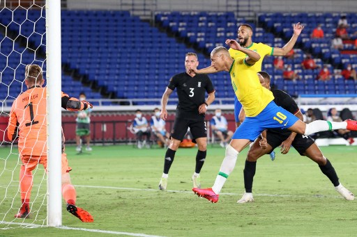 Richarlison parece voar na tentativa de marcar, o jogador conseguiu 2 gols para a seleção brasileira.