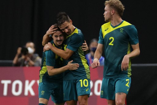 Time australiano comemora vitória de 2 a 0 em cima da Austrália.
