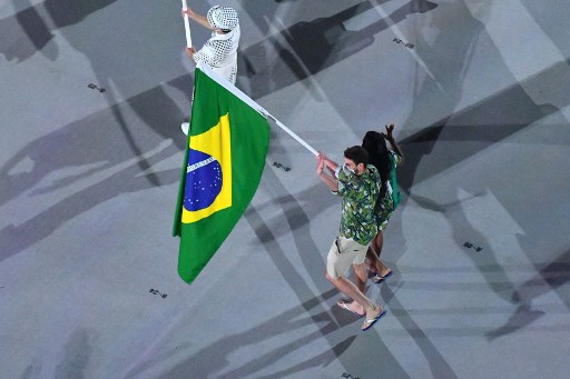 O Brasil desfilou com uma equipe reduzida. Os atletas brasileiros foram representados pelos porta-bandeiras Ketleyn Quadros, bronze em Pequim 2008 com o judô feminino, e Bruninho, ouro no Rio 2016 com o vôlei de quadra masculino. 