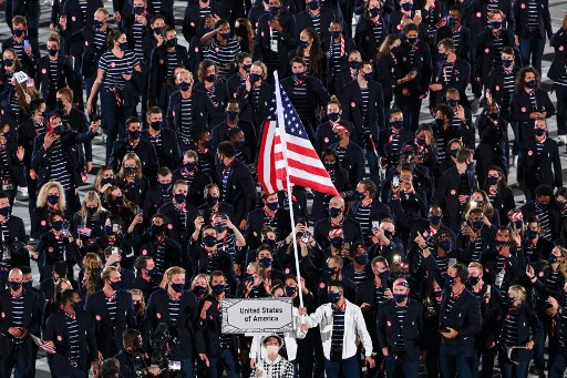 Maiores medalhistas da história das Olimpíadas, os Estados Unidos levaram uma grande equipe para o desfile. O país foi a antepenúltima delegação a desfilar. A cidade de Los Angeles será a sede dos jogos de 2028. 