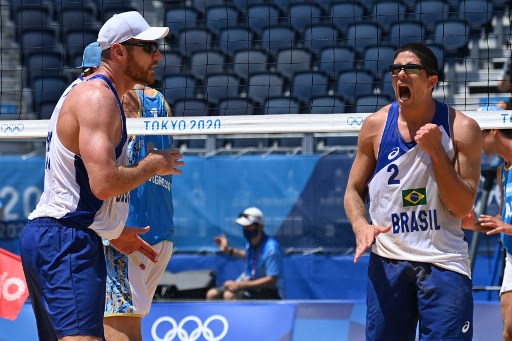 O Brasil venceu a Argentina por 2 sets a 0 (parciais de 21/16 e 21/17) na estreia do vôlei de praia masculino. Ao lado de Álvaro, Alison busca a sua segunda medalha de ouro em Olimpíadas. Nos Jogos do Rio 2016, ganhou o ouro ao lado de Bruno Schmidt. Já em Londres 2012, foi prata com Emanuel. 