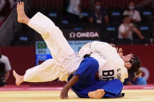 A judoca Gabriela Chibana surpreendeu no judô. Na primeira luta, a atleta brasileira precisou de apenas 14 segundos para vencer a malauiana Harriet Bonface após aplicar um Ippon. Na fase seguinte, no entanto, não deu sorte com a chave e foi eliminada pela líder do ranking mundial, Distria Krasniqi, de Kosovo. 