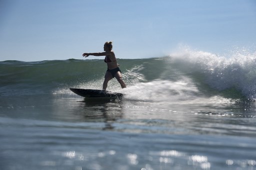 Já Tatiana Weston-Webb avançou em primeiro na sua bateria e também representará o Brasil nas oitavas do surfe feminino. 