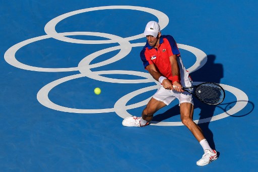 Após vencer na estreia, o sérvio Novak Djokovic reclamou do forte calor no Japão e sugeriu uma mudança de horário nas partidas de tênis. Djokovic é o favorito para conquistar a medalha de ouro em Tóquio. 