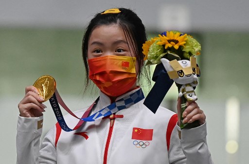 No tiro esportivo, a chinesa Yan Qian conquistou a primeira medalha de ouro dos Jogos Olímpicos de Tóquio. A atleta da China venceu na categoria carabina de ar de 10m. Além disso, ela também bateu o recorde da prova, com 251.8 pontos. A russa Anastasia Galashina ficou com a prata e a suíça Nina Christen ficou com bronze e fechou o pódio.