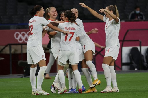 Também às 9h, vai rolar a bola para a grande final do futebol feminino, entre Suécia e Canadá. 