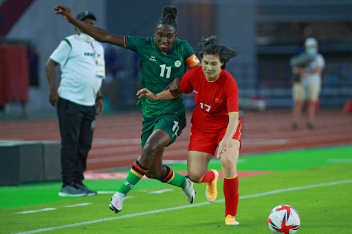 Após sofrer uma goleada histórica para a Holanda por 10 a 3, a Zâmbia arrancou um empate contra a China por 4 a 4, em Miyagi, pela segunda rodada do Grupo F. As chinesas chegaram a abrir 3 a 1, mas viram a equipe africana virar o placar. Babra Banda, de Zâmbia, anotou mais um hat-trick. Já Shuang Wang, da China, marcou quatro. 