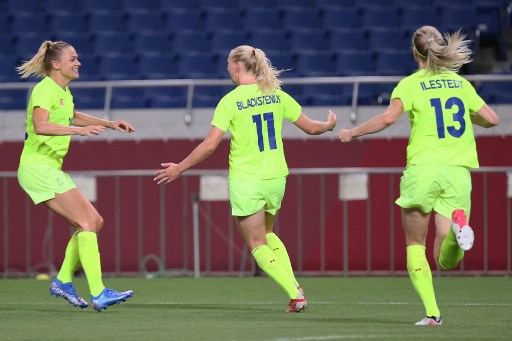 Em jogo de duas viradas, a Suécia derrotou a Austrália e se classificou para a próxima fase do futebol feminino. A equipe europeia venceu por 4 a 2, pela segunda rodada do Grupo G, e chegou aos seis pontos. 