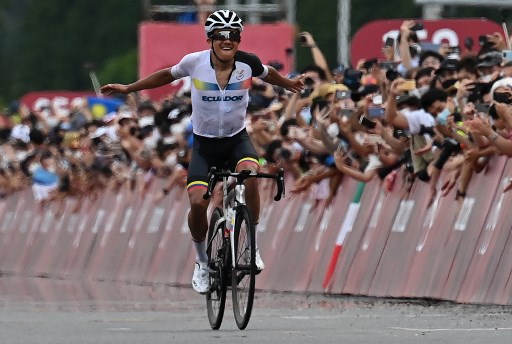 O equadorenho Richard Carapaz levou o ouro na corrida de estrada no ciclismo.