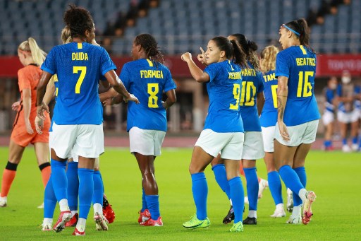 A Seleção feminina de futebol encara o Canadá, às 5h, pelas quartas de final. 