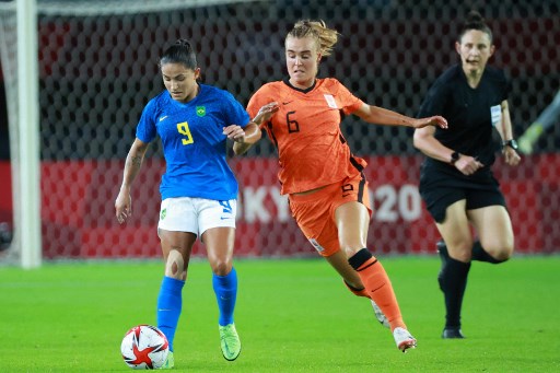 Em jogo de seis gols, o Brasil ficou no empate com a Holanda por 3 a 3, pela segunda rodada do Grupo F. As duas seleções encaminharam a classificação para a próxima fase. Marta, Debinha e Ludmilla marcaram os gols da equipe brasileira. 