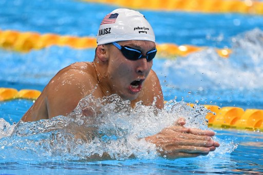 Os Estados Unidos conquistaram a primeira medalha de ouro da natação em Tóquio. O norte-americano Chase Kalisz venceu a disputa dos 400m medley masculino. O bicampeão olímpico da prova, Michael Phelps estava presente e comemorou a vitória do pupilo. 