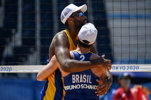 Os brasileiros Bruno Schmidt e Evandro Marco estrearam com vitória no vôlei de praia masculino. A dupla brasileira bateu os chilenos Marco e Esteban Grimalt por 2 sets a 1 (parciais de 21/16, 16/21 e 15/12). Bruno foi ouro no Rio-2016 junto com Alison. 