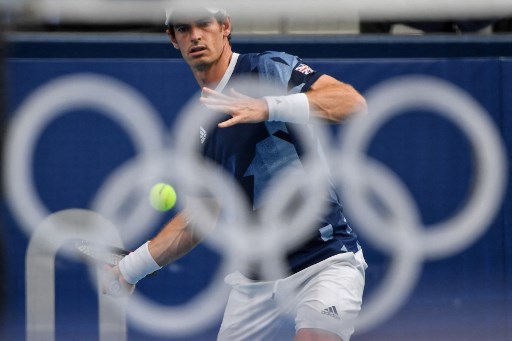 Bicampeão olímpico (Londres-2012 e Rio-2016), o britânico Andy Murray desistiu de competir no simples de tênis masculino. Na véspera da estreia diante do canadense Felix Auger, o tenista anunciou que não participará da categoria por conta de lesões musculares. Ele segue em Tóquio para a disputa de duplas.