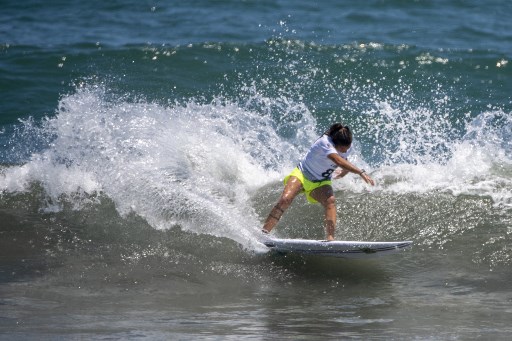 Assim como no surfe masculino, o Brasil também terá duas representantes nas oitavas de final no surfe feminino. Silvana Lima se classificou em segundo na sua bateria. 