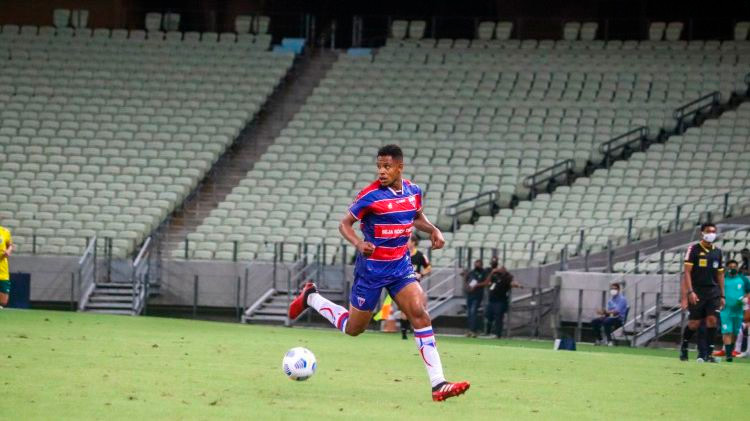 FECHADO - O volante Matheus Jussa está perto de ser anunciado pelo Cruzeiro. O jogador já está na Toca da Raposa para realizar exames e assinar contrato de empréstimo até o final do ano. Jussa pertence ao Fortaleza e estava emprestado ao Qatar SC-QAT desde a temporada passada.