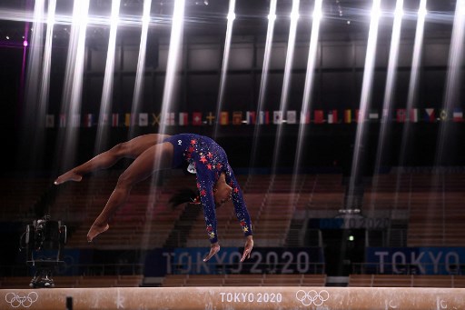 A grande estrela da ginástica artística dos Estados Unidos, Simone Biles estreou com falhas, mas deve disputar todas as finais da categoria. Simone Biles liderou no individual geral e no salto, e tem boas chances de disputar as finais do solo, trave e barras assimétricas. As norte-americanas estão nas finais por equipe. 