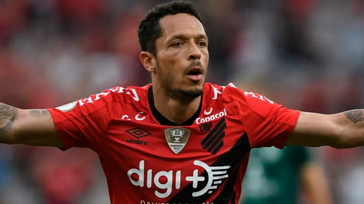 ESQUENTOU - O lateral Adriano vestirá uma nova camisa na próxima temporada. Após uma temporada no futebol belga, defendendo o Eupen, o jogador, de 36 anos, está livre no mercado e analisa os próximos passos da carreira. O jogador não descartou um retorno ao futebol brasileiro.