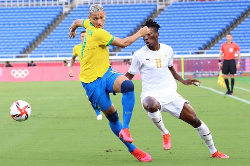 Jogadores disputam a pose de bola no jogo animado do Brasil contra a Costa do Marfim.