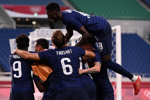O experiente atacante Gignac comandou a vitória da França sobre a África do Sul por 4 a 3, pela segunda rodada do Grupo A. O francês marcou três gols. 
