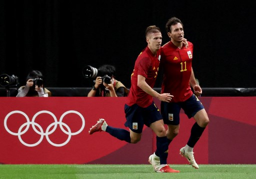 Favorita no futebol masculino, a Espanha venceu a Austrália por 1 a 0, pela segunda rodada do Grupo C, e se recuperou do tropeço na estreia. O atacante Oyarzabal, que disputou a Eurocopa no início de julho, marcou o gol da vitória. 