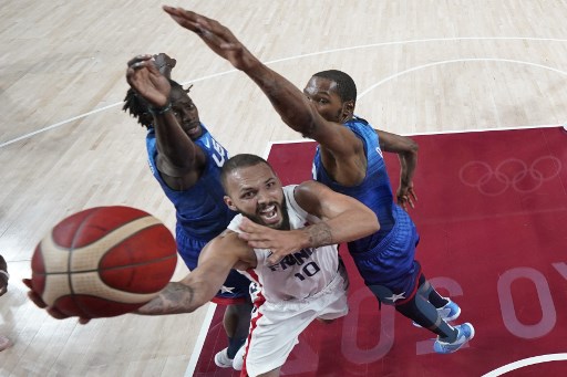 A França surpreendeu e venceu os Estados Unidos na estreia por 83 a 76. A seleção francesa eliminou os norte-americanos na última Copa do Mundo e voltou a superar os rivais. Foi a segunda derrota dos Estados Unidos no basquete masculino desde 1992 (a última foi na semifinal para a Argentina em Atenas-2004). 