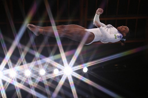 A brasileira Rebeca Andrade brilhou e ficou atrás somente da norte-americana Simone Biles no individual geral, por 0.032. A ginasta disputará a final de salto, solo e individual geral. 