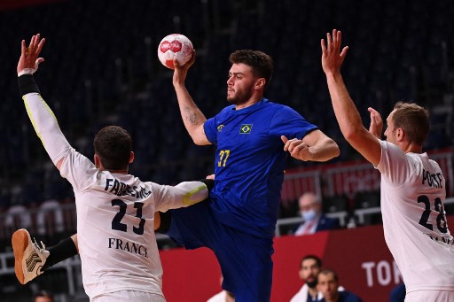 Brasil perde para França, mas prossegue na disputa do handebol masculino nos Jogos Olímpicos.