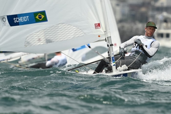 O veterano Robert Scheidt não conquistou medalha em sua sétima Olimpíada da carreira. O velejador brasileiro terminou a regata da medalha em último lugar. 