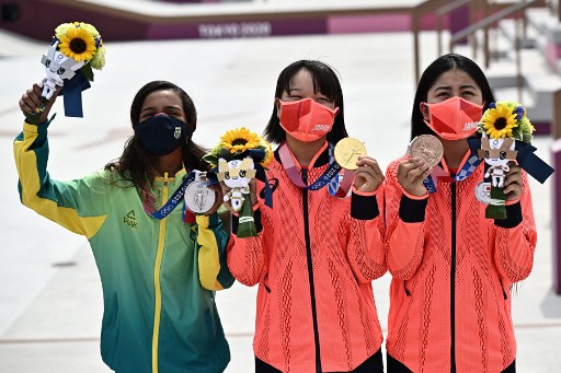 Confira aqui as mais incríveis fotos do dia de competições nos Jogos Olímpicos de Tóquio. Abrimos com a brasileira Rayssa Leal (13 anos) comemorando a prata no skate ao lado da campeã japonesa Momiji Nishiya (13 anos) e da medalhista de bronze, a japonesa Funa Nakayama (16 anos).