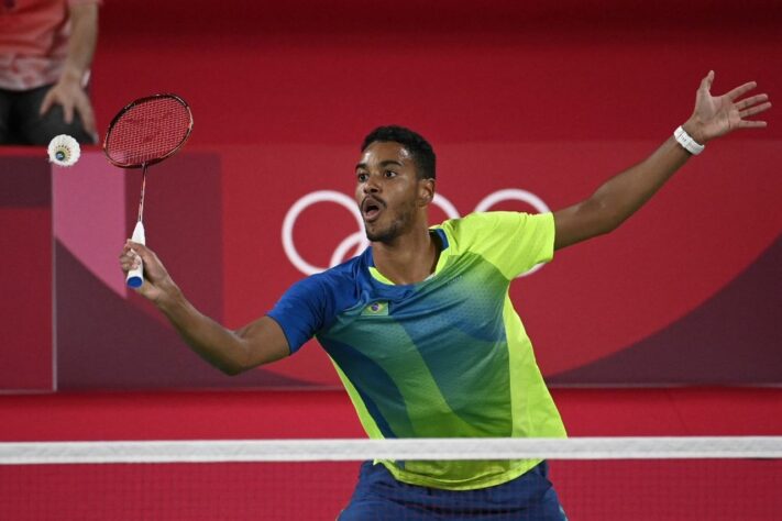 No badminton, o brasileiro Ygor Coelho foi derrotado pelo japonês Kanta Tsunemaya por 2 sets a 0 (parciais de 21/14 e 21/8) e foi eliminado dos Jogos Olímpicos de Tóquio. Ygor se despede da competição como o único brasileiro a vencer uma partida de badminton na história das Olimpíadas (derrotou Julian Georges Paul, das Ilhas Maurício, na estreia). 