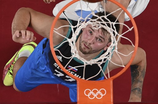 Luka Doncic estreou em Olimpíadas fazendo história. O astro da Eslovênia comandou a vitória sobre a Argentina por 118 a 100 e anotou 48 pontos – a segunda maior marca da história do basquete masculino em Jogos Olímpicos, atrás apenas aos 55 pontos de Oscar Schmidt em 1988. 