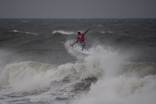 Já o atual campeão mundial Ítalo Ferreira teve uma vitória mais tranquila. O brasileiro bateu o neozelandês Billy Stairmand e também garantiu uma vaga nas quartas de final. O próximo adversário será o japonês Hiroto Ohhara. 