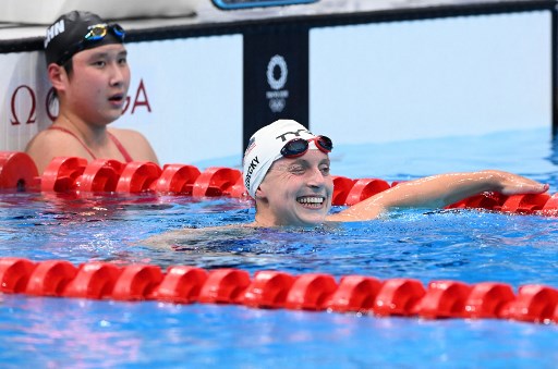 A americana Kathleen Ledecky vence a segunda bateria do200m livre feminino em Tóquio.