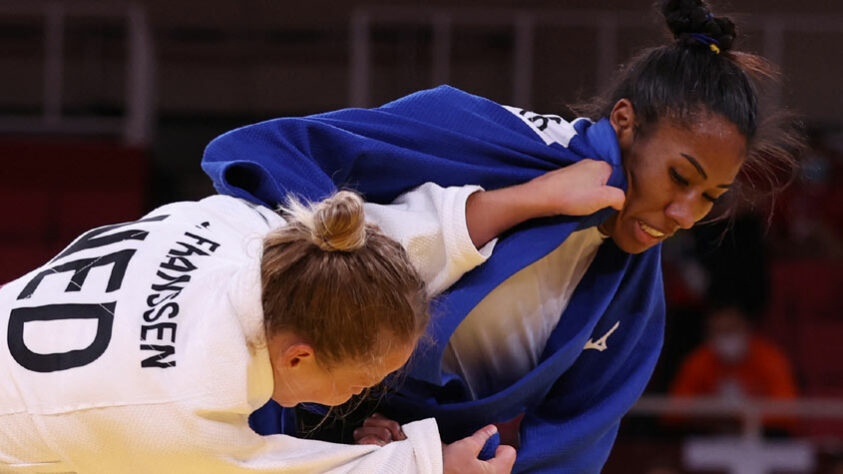 Porta-bandeira do Brasil na cerimônia de abertura dos Jogos Olímpicos de Tóqui, Ketleyn Quadros foi derrotada pela canadense Catherine Beauchemin-Pinard, por Ippon, nas quartas de final da categoria até 63kg. A judoca ainda teve a chance de disputar a medalha de bronze na repescagem, mas foi derrotada pela holandesa Juul Franssen, por Ippon. 