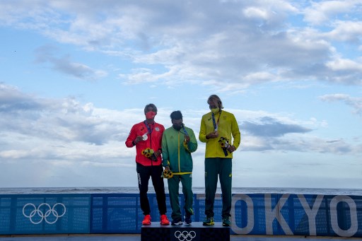 Ítalo Ferreira posa feliz com sua medalha de ouro no surfe olímpico. O japonês Kanoa Igarashi ficou com a prata. Já o australiano Owen Wirght terminou com o bronze.