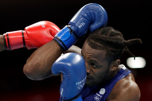O lutador Abner Teixeira avançou para as quartas de final no boxe ao derrotar o britânico Cheavon Clarke na categoria peso pesado nos Jogos Olímpicos de Tóquio.