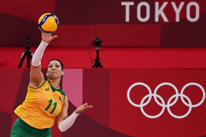 As últimas horas foram marcadas pelo possível caso de doping de Tandara, jogadora de vôlei da Seleção Brasileira nos Jogos Olímpicos de Tóquio. A atleta foi retirada do torneio e não joga a semifinal nesta manhã, contra a Coreia do Sul. Também foi dia de coroar Abner Teixeira com a medalha de bronze no boxe. Na canoagem, Isaquias Queiroz garantiu vaga na semifinal da categoria C1 1000m, enquanto Kawan Pereira se classificou para as semis dos saltos ornamentais. Confira o resumo: