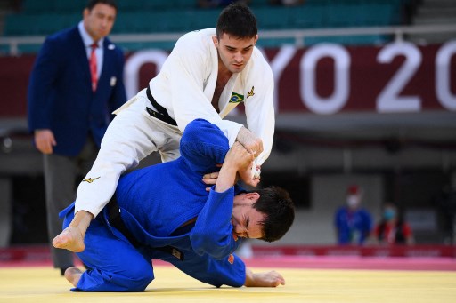 O judoca brasileiro Rafael Macedo perdeu para o cazaque Islam Bozbayev por ippon, nos primeiros 30 segundos de luta, na primeira rodada da categoria até 90 kg dos Jogos Olímpicos de Tóquio.