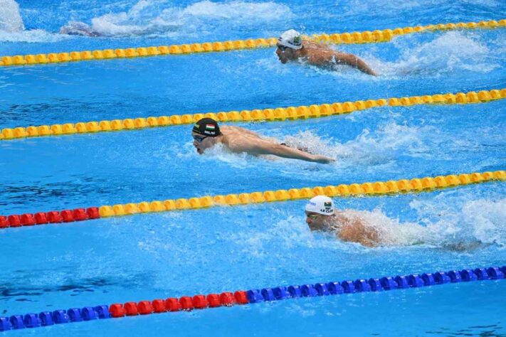 O húngaro Kristof Milak confirmou o favoritismo e conquistou a medalha de ouro nos 200m borboleta, com direito a quebra de recorde olímpico de Michael Phelps. A nova marca é de 1m51s25. 
