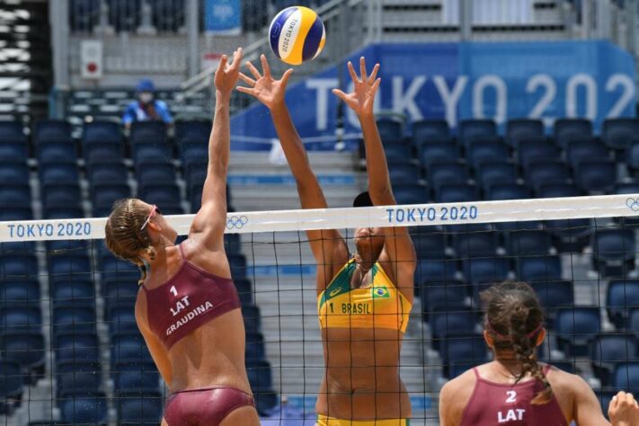 No vôlei de praia, a dupla Ana Patrícia e Rebecca foram derrotadas pela dupla Graudina e Kravcenoka, da Letônia, por 2 sets a 1 (parciais de 15/21, 21/12 e 12/15), na segunda rodada. As brasileiras decidem a vaga na próxima fase contra as americanas Claes e Sponcil, na última rodada da fase de grupos.