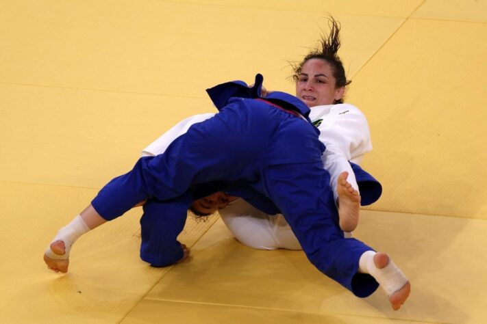 No judô, Maria Portela deu adeus aos Jogos Olímpicos de Tóquio. A brasileira foi eliminada após ser derrotada pela russa Madina Taimazova, nas oitavas de final da categoria até 70kg. A judoca foi desclassificada após receber o terceiro shido, com quase 11 minutos de golden score (o mais longo da Olimpíada de Tóquio). A brasileira teve um wazari não computado pelo juiz, que poderia ter definido a sua vitória.