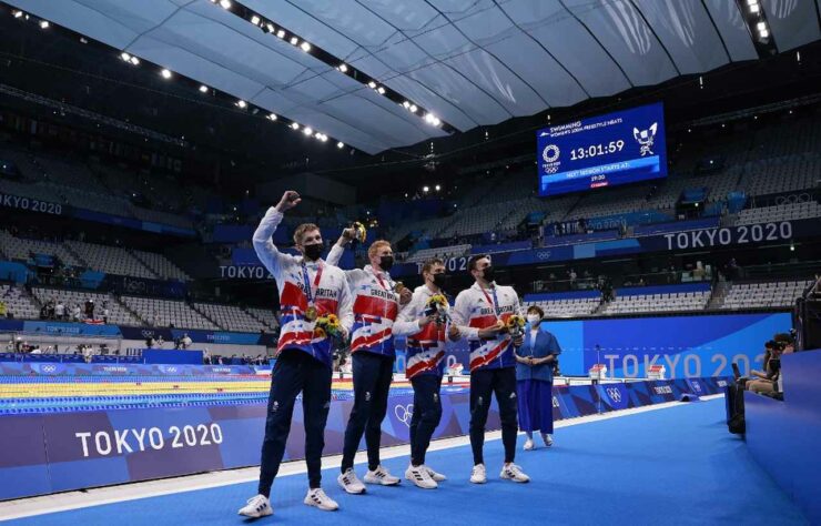 A Grã-Bretanha ficou com a medalha de ouro no revezamento 4x200m livre após terminar a prova com o tempo de 6m58s58. O time britânico foi formado por Tom Dean, James Guy, Matthew Richards e Duncan Scott. O Comitê Olímpico Russo ficou com a prata e a Austrália com o bronze. 