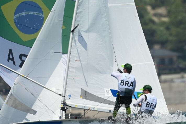 470 MASCULINO - Henrique Haddad e Bruno Amorim, disputaram duas regatas neste domingo, com a 12ª e 17ª posições, e estão na 15ª colocação geral, restando duas regatas para definir os classificados para a medal race